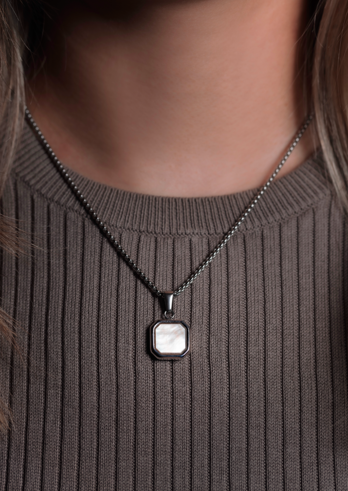 ETERNAL Square Pendant Necklace (Mother of pearl)