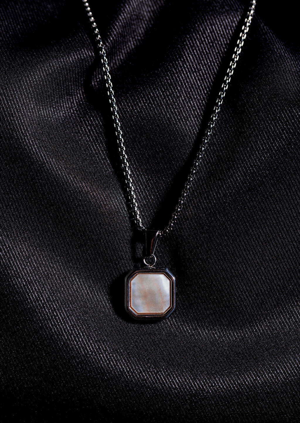 ETERNAL Square Pendant Necklace (Mother of pearl)