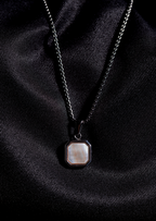 ETERNAL Square Pendant Necklace (Mother of pearl)