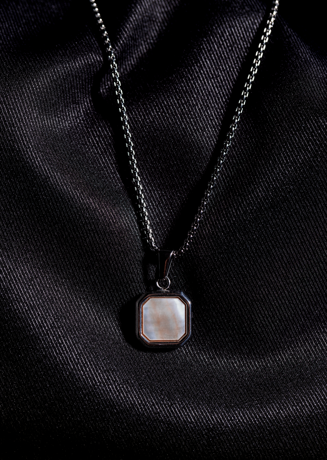 ETERNAL Square Pendant Necklace (Mother of pearl)